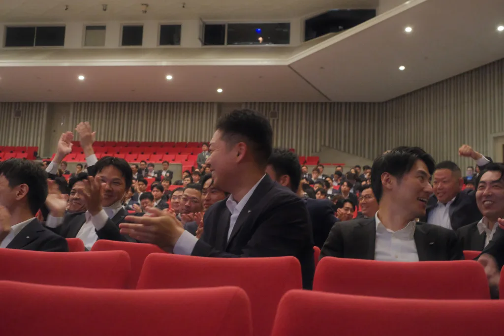 自LOMの受賞を喜ぶ会員