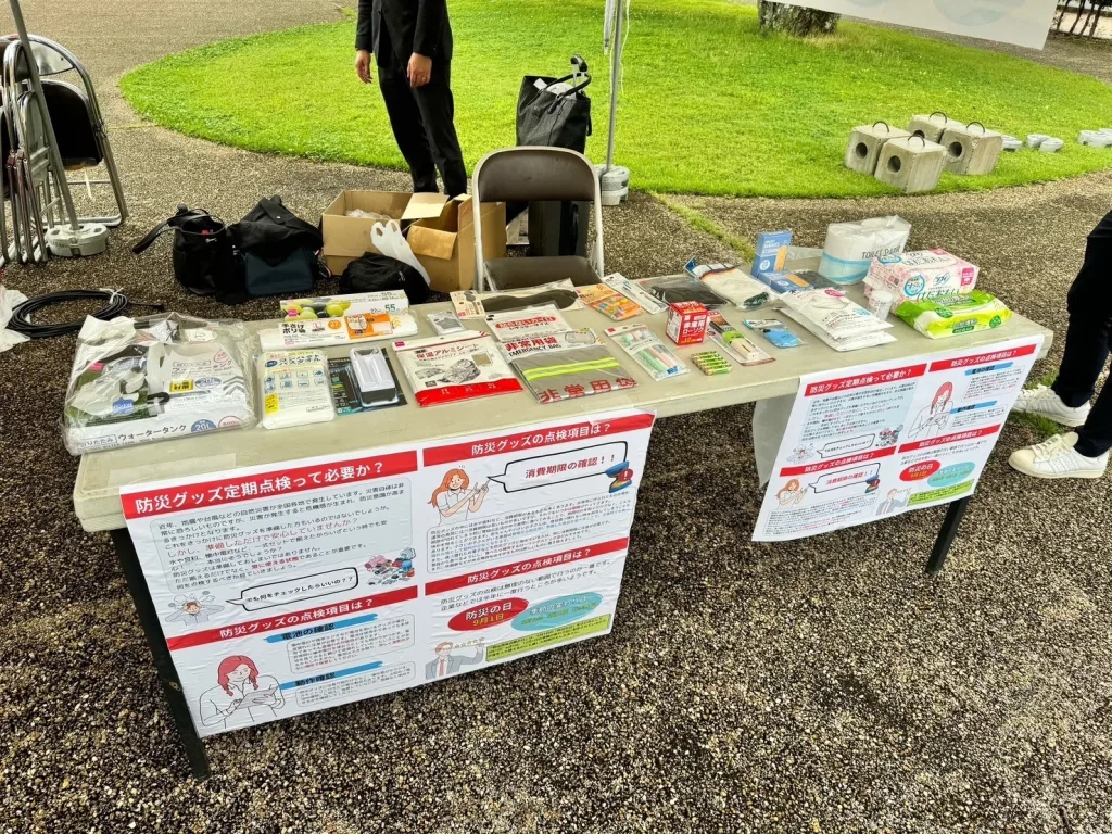 100均商品で作成した災害持ち出し袋と内容物の展示