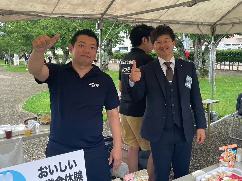 災害レジリエンス・JCカップ委員会の担当副会長である三垣章一君(左)と、委員長の藤原祐輔君(右)。今回のブース出展では先頭に立って企画運営の指揮をとった。